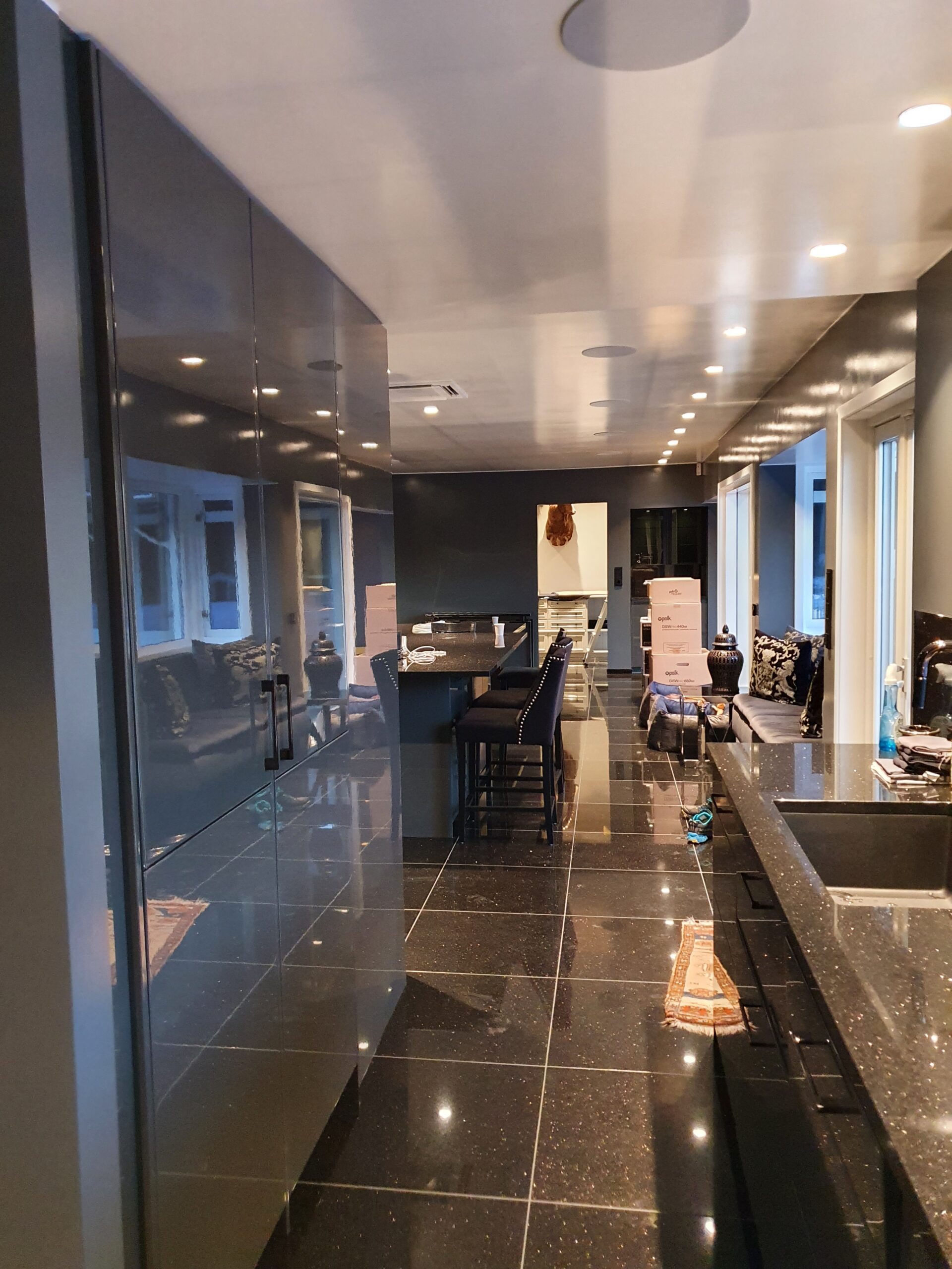 Kjøkken innredning (integrert lyd)_165007 Kjøkken innredning med integrert lydsystem og innbyggingshøyttalere